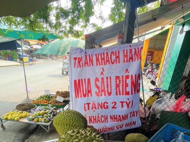 Thị trường - Tiêu dùng - Giá sầu riêng 'nhảy múa' từng ngày, cửa hàng khuyến mãi lạ