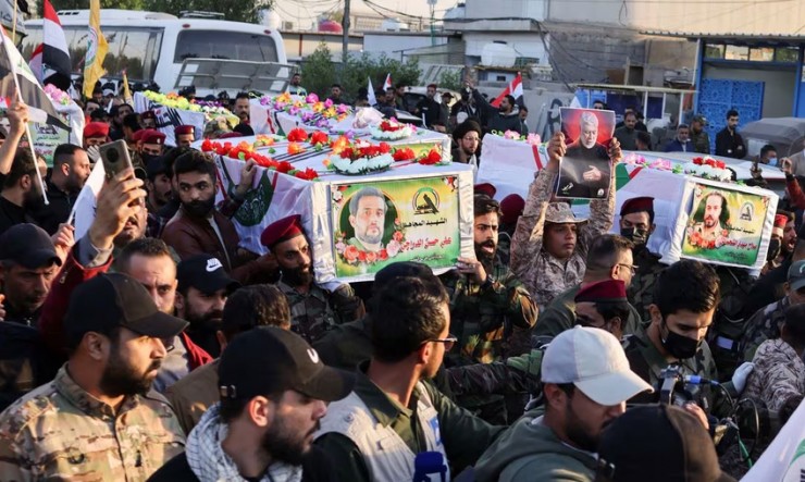 Lễ tang của các chiến binh nhóm dân quân Kataib Hezbollah thiệt mạng trong cuộc không kích của Mỹ ở thủ đô Baghdad (Iraq) ngày 22-11. Ảnh: REUTERS