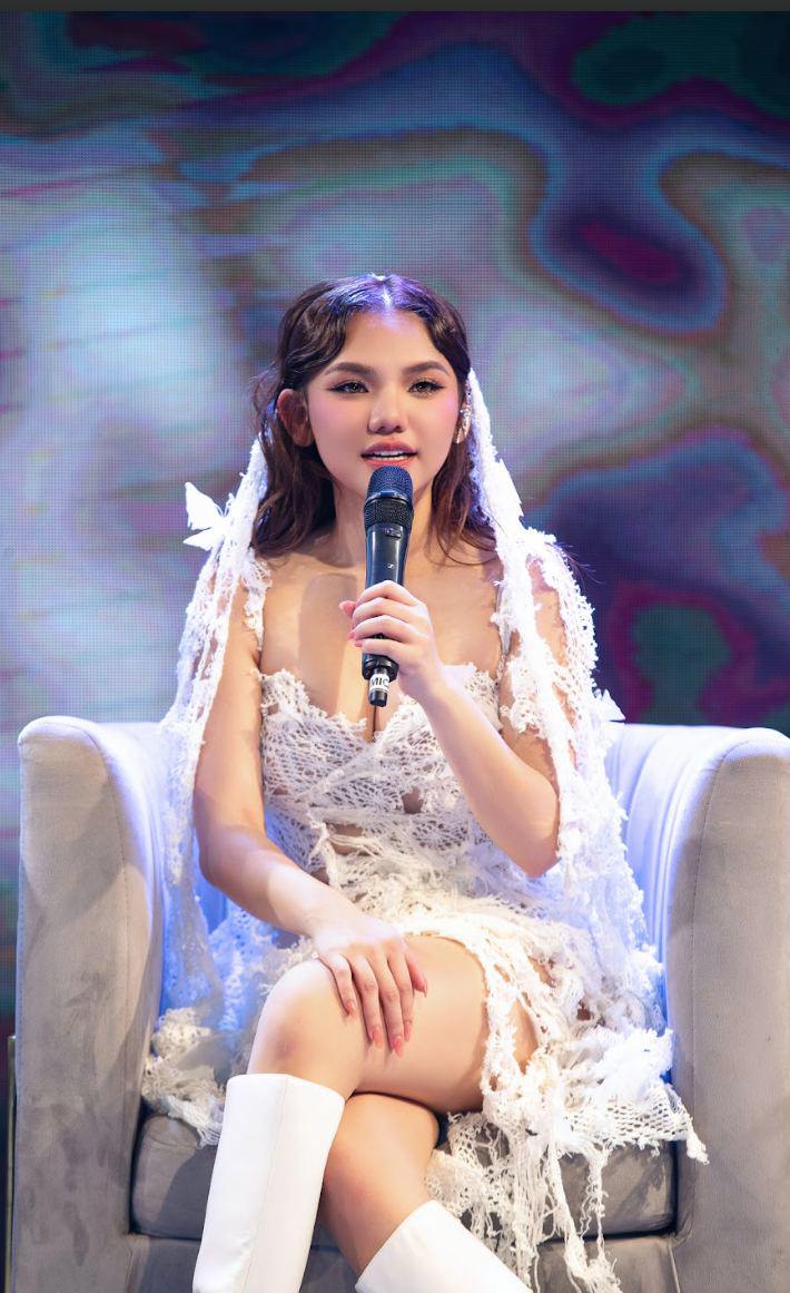 "Lady Mây" trong Ca Sĩ Mặt Nạ phải xin phép mẹ để mặc áo "tơ nhện" - 4