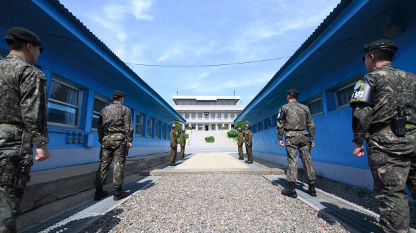 Binh sĩ đứng gác tại Bàn Môn Điếm (Panmunjom) thuộc Khu phi quân sự (DMZ) liên Triều. Ảnh: Reuters