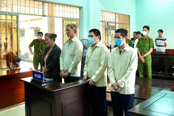 Các bị cáo đang nghe TAND huyện Hóc Môn tuyên án.