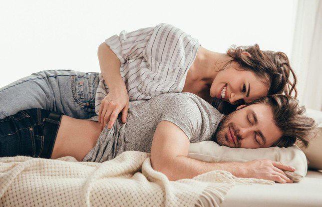 Chàng thường mệt mỏi và lăn ra ngủ ngay sau bữa tối.