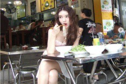 Danh tính “nữ thần“ xinh đẹp ngồi vỉa hè ăn mì Quảng hút 2,8 triệu fan theo dõi