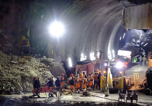 Hiện trường nơi xảy ra vụ sập hầm khiến 41 công nhân Ấn Độ mắc kẹt. (Ảnh: Reuters)
