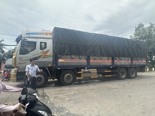 Xe tải 31 tấn làm biến dạng cầu tải trọng 3,5 tấn ở Cà Mau.