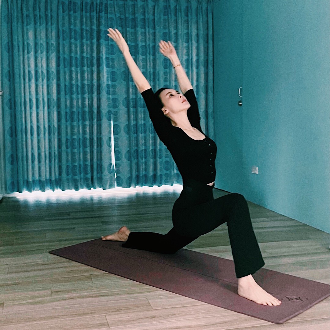 Tiêu Tường chăm chỉ tập luyện yoga, thư pháp, chăm sóc cây cối.