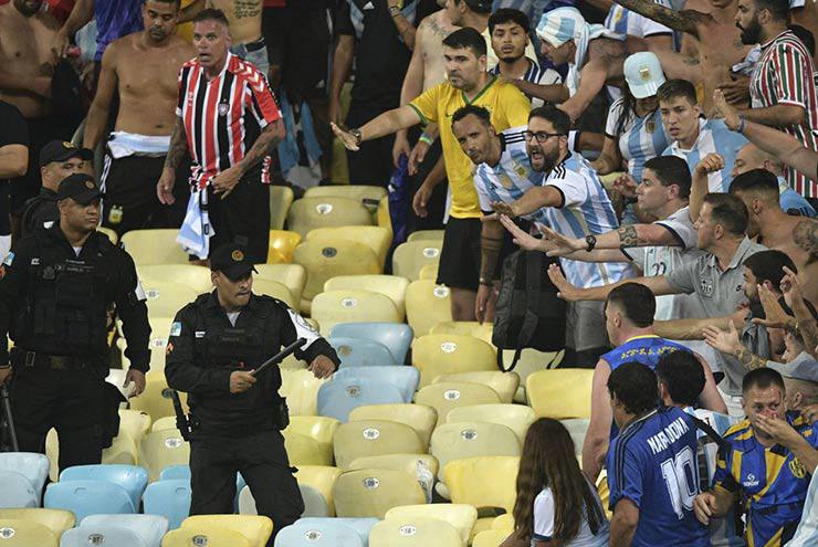 FIFA sẽ khó để yên cho Brazil do để cảnh sát tấn công CĐV Argentina