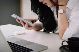 Thời trang Hi-tech - Dùng điện thoại quá nhiều khiến người dùng ngu ngốc và bốc đồng?