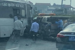 Tin tức trong ngày - Xe khách va chạm với xe tuần tra giao thông và xe máy trên cao tốc, 1 phụ nữ tử vong