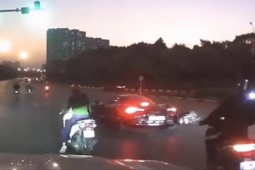 Tin tức trong ngày - Clip: Vội vài giây, tài xế phi thẳng xe máy vào siêu xe McLaren
