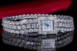 Thời trang - Rihanna đeo đồng hồ 400.000 đô la Mỹ vào chân