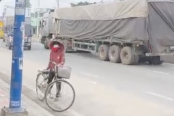 Tin tức trong ngày - TPHCM: Kinh hãi xe đầu kéo “nghênh ngang” chạy ngược chiều trên đường