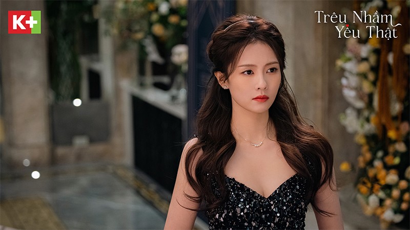 Thư Ý - nữ phóng viên vừa xinh đẹp vừa tài giỏi của giới tài chính