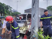 Tin tức trong ngày - TPHCM: Hơn 30 phút giải cứu tài xế mắc kẹt trong xe tải, giao thông ùn tắc khủng khiếp