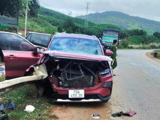 Tin tức trong ngày - Khởi tố tài xế tự tông xe vào hộ lan khiến hai người tử vong