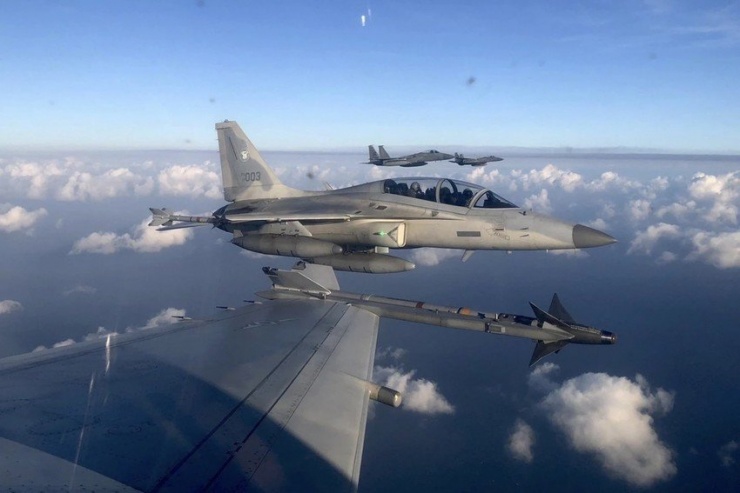 Máy bay chiến đấu hạng nhẹ FA-50 của Philippines tham gia tuần tra chung với Mỹ trên Biển Đông hôm 21-11. Ảnh: KHÔNG QUÂN PHILIPPINES/AP