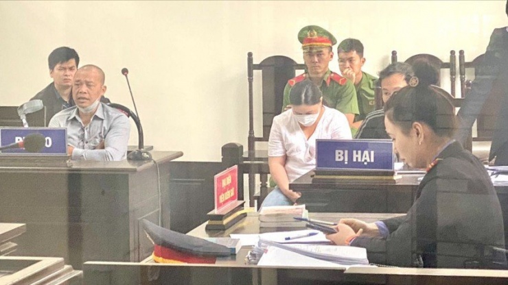 Toà án nhân dân TP Bảo Lộc đang xét xử vụ giao con nhận hũ tro cốt
