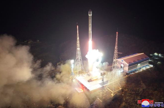 Tên lửa đẩy Chollima-1 mang theo vệ tinh trinh sát Malligyong-1 rời bệ phóng tại bãi phóng vệ tinh Sohae ở quận Cholsan, tỉnh Bắc Phyongan, Triều Tiên, ngày 21/11. (Ảnh: Yonhap)