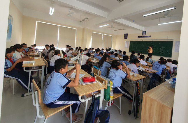 Học sinh lớp 5 của Trường Tiểu học Hà Huy Giáp (phường Thạnh Lộc) học nhờ tại Trường THCS Tô Ngọc Vân (phường Thạnh Xuân). (ảnh: Nguyễn Dũng)