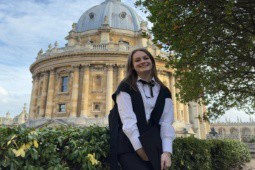 Cô gái 16 tuổi từ một thiếu niên vô gia cư trở thành sinh viên đại học Oxford