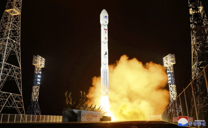Tên lửa đẩy mang vệ tinh của Triều Tiên được phóng từ bãi phóng ở Tongchang-ri, huyện Cholsan, tỉnh Bắc Pyongan ngày 21-11. Ảnh: KCNA
