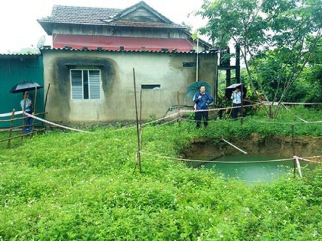 Xuất hiện “hố tử thần“ sâu 12m trong vườn nhà dân ở Quảng Bình