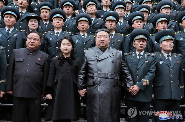 Chủ tịch Triều Tiên Kim Jong Un và con gái chụp ảnh cùng các nhà khoa học và kỹ sư đóng góp cho sự kiện phóng vệ tinh do thám đầu tiên lên quỹ đạo. (Ảnh: KCNA)