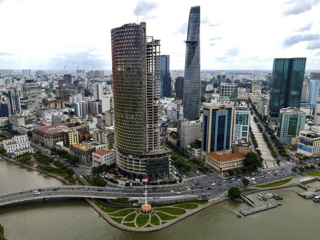 Dự án Saigon One Tower (34, Tôn Đức Thắng) nằm ở "đất vàng" giao lộ Tôn Đức Thắng – Hàm Nghi, quận 1, trước đây do Công ty CP Địa ốc Sài Gòn M&amp;C làm chủ đầu tư được khởi công năm 2007 với tổng vốn đầu tư ban đầu là 256 triệu USD. Dự án dự kiến hoàn thành vào năm 2009, từng được kỳ vọng là tòa nhà cao thứ 3 TPHCM ở thời điểm xây dựng. Khi hoàn thành được 80% vào năm 2011, dự án đột nhiên ngưng trệ.