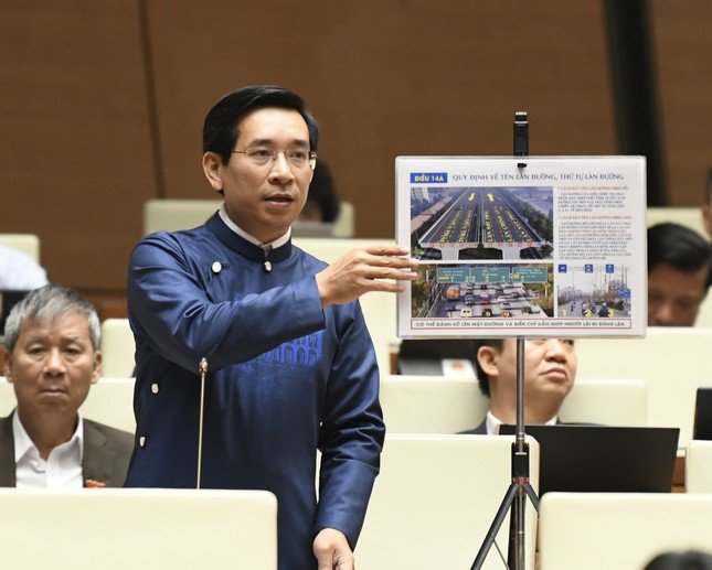 Đại biểu Nguyễn Văn Cảnh (tỉnh Bình Định) giới thiệu mô hình giao thông các nước. Ảnh Như Ý