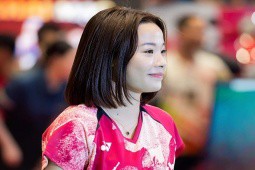 Hot girl cầu lông Thùy Linh liên tiếp thắng cao thủ thế giới, kỷ lục gia thua tâm phục