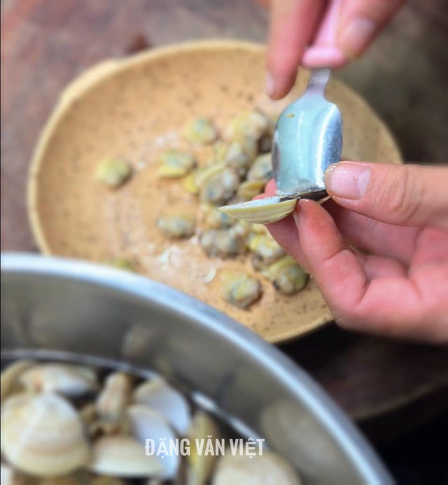 Sơ chế ngao sau đó khêu ngao ra