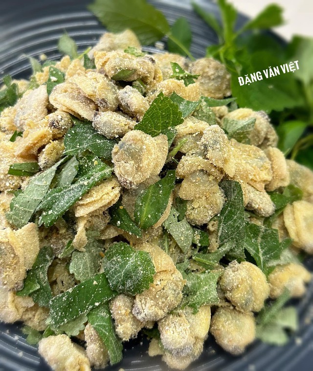 Rắc phần thính lên và trộn đều