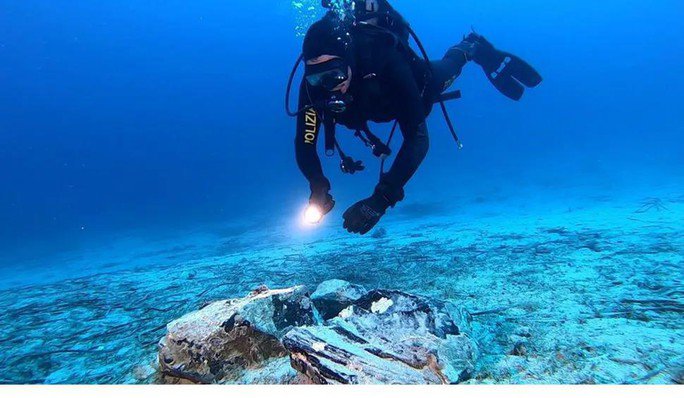 Các thợ lặn thuộc lực lượng Cảnh sát Naples tiếp cận kho báu từ "tàu ma" 5.000 tuổi - Ảnh: Cơ quan Giám sát Khảo cổ học, Mỹ thuật và Cảnh quan Naples