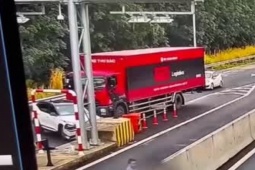 Tin tức trong ngày - Clip: Chạy xe như “chốn không người”, xe tải tông ô tô văng vào dải bê tông