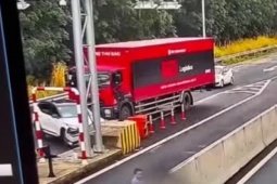 Tin tức trong ngày - Clip: Chạy xe như “chốn không người”, xe tải tông ô tô văng vào dải bê tông