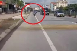 Tin tức trong ngày - Clip: Phi xe máy vào đuôi ô tô, tài xế gặp nạn nhớ đời