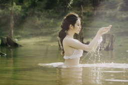 Thời trang - "Tiên nữ Đắk Nia" mặc giản dị vào bếp khác hẳn gu thời trang gợi cảm thường thấy