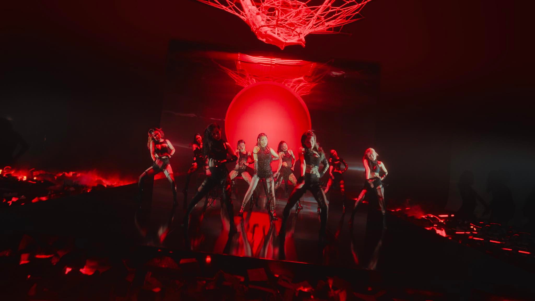 Myra Trần thể hiện nhiều động tác vũ đạo trong MV mới.