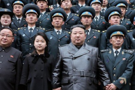 Chủ tịch Triều Tiên Kim Jong Un dẫn con gái đi chúc mừng các nhà khoa học sau vụ phóng vệ tinh do thám