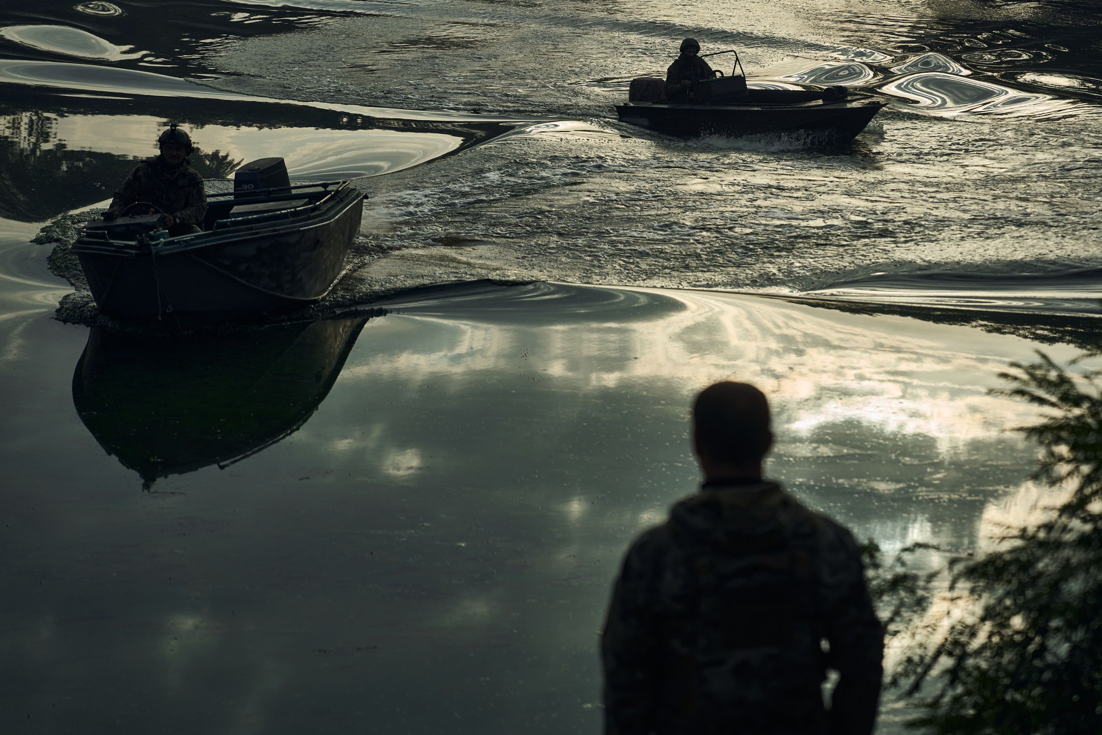 Các binh sĩ Ukraine trên sông Dnipro. Ảnh: UP
