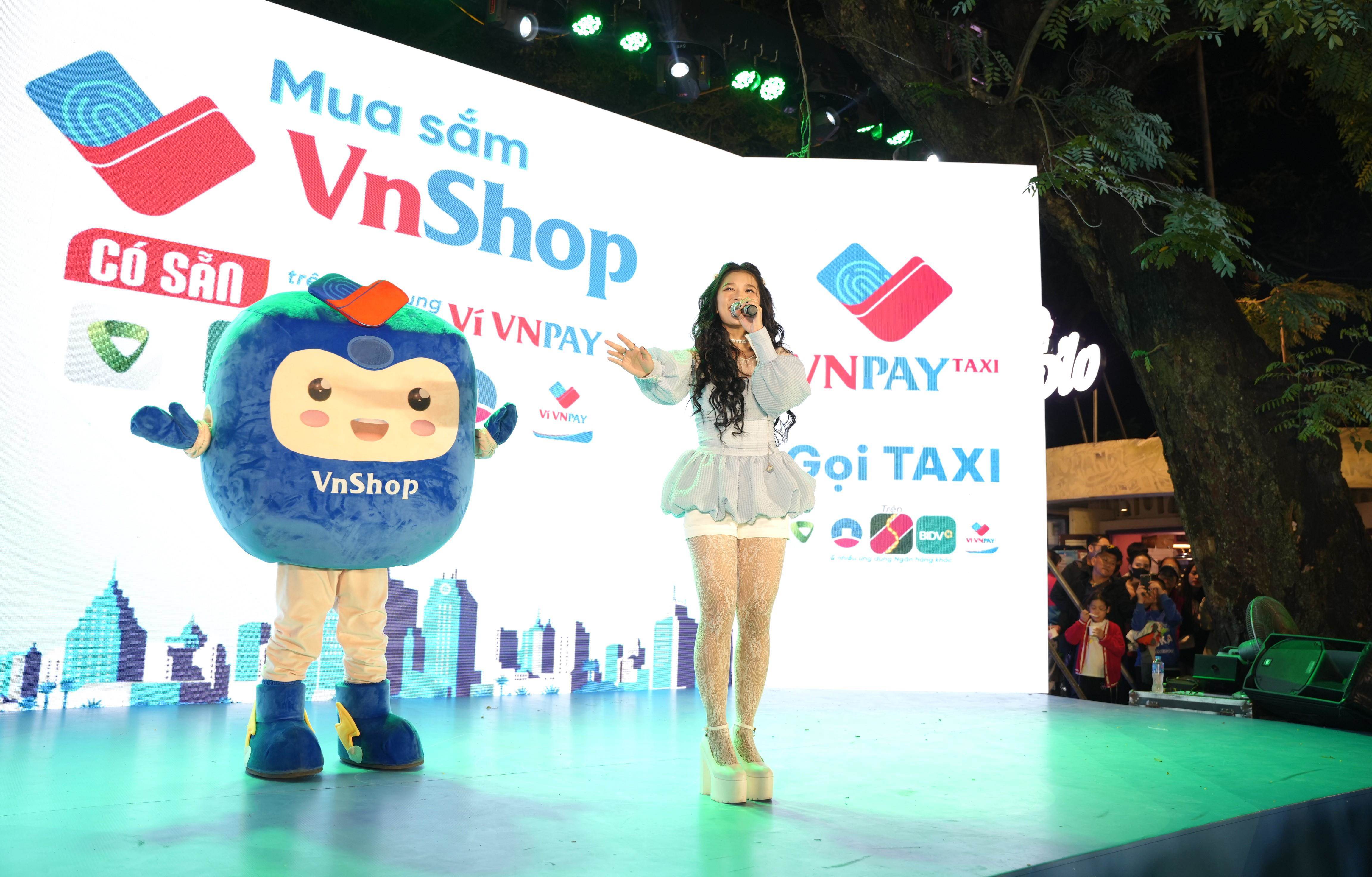 Suni Hạ Linh xuất hiện như “thần tiên tỷ tỷ” tại đêm nhạc VNPAY Weekend Show.
(Ảnh: VNPAY)
