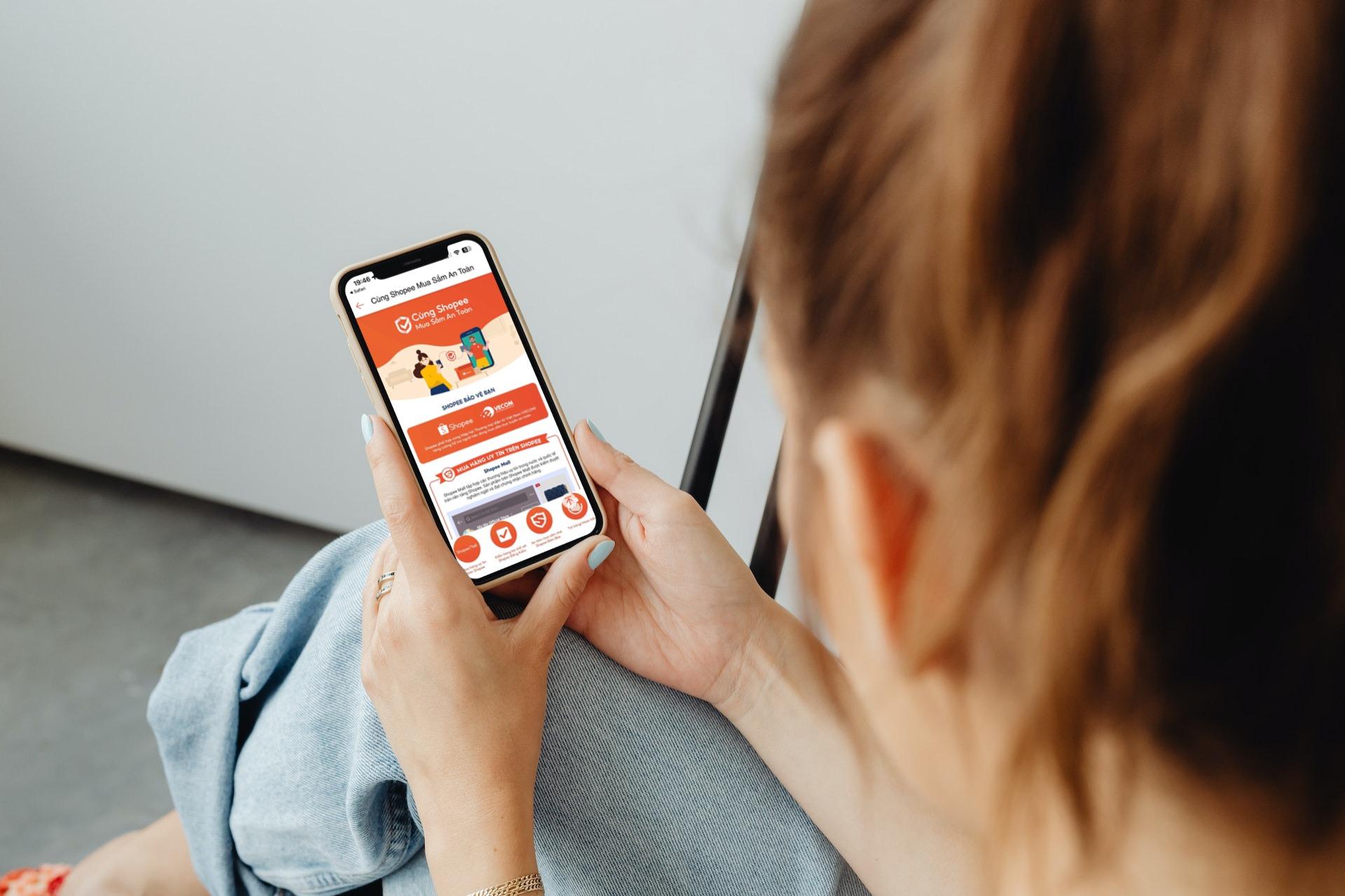 Người tiêu dùng truy cập và tìm hiểu các hướng dẫn mua sắm an toàn trên Shopee tại: https://shopee.vn/m/cung-shopee-mua-sam-an-toan.