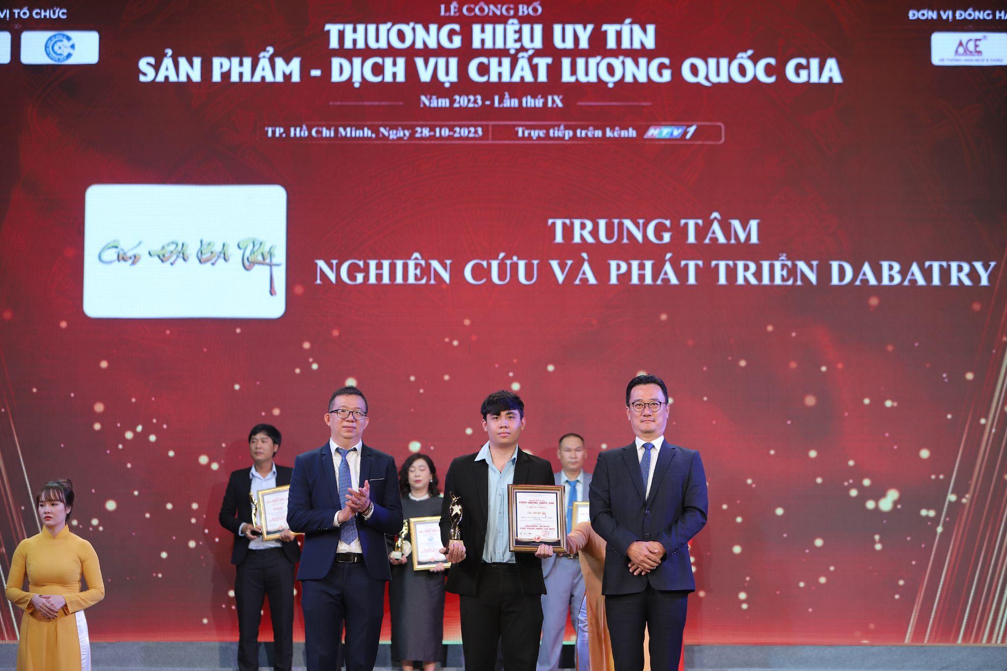 Đại diện Trung tâm DABATRY lên nhận giải thưởng Thương hiệu uy tín,&nbsp;Sản phẩm - Dịch vụ chất lượng Quốc Gia 2023