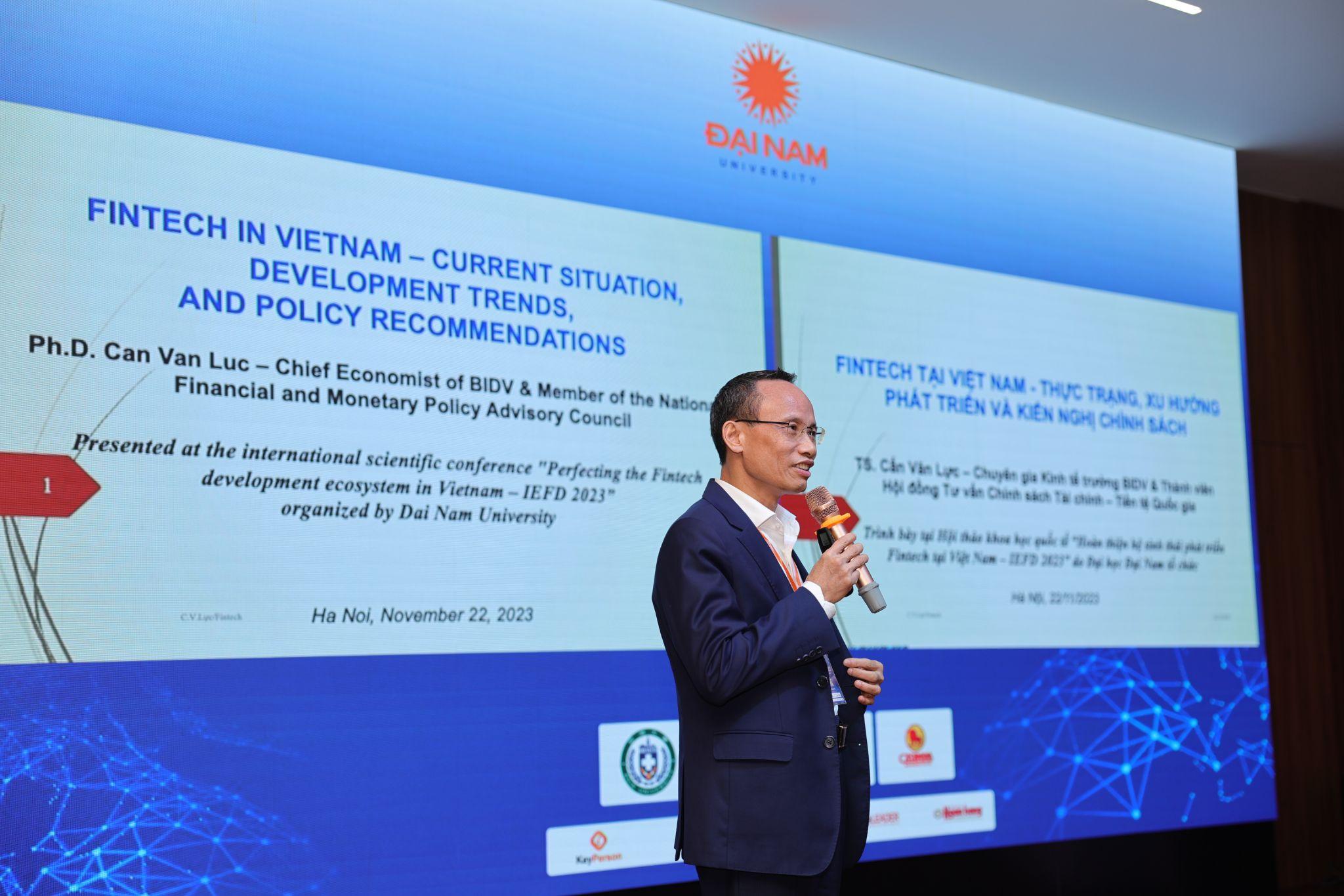 TS. Cấn Văn Lực chia sẻ tại Hội thảo.