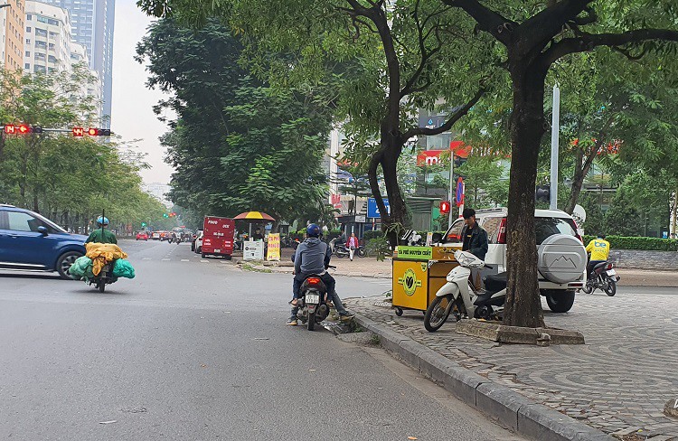 Những xe bán hàng cà phê muối mọc lên khắp các con phố tại Hà Nội.
