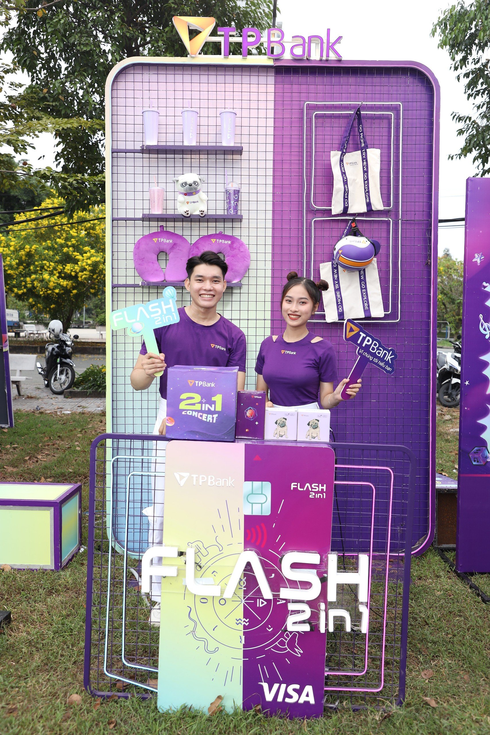 Chuyến xe Team Tím “comeback” tại TPBank 2in1 Concert không quên mang theo game tương tác thú vị, những phần quà đẹp đỉnh và vẫn nhiệt tình hỗ trợ các bạn trẻ mở thẻ chỉ trong một “flash”.