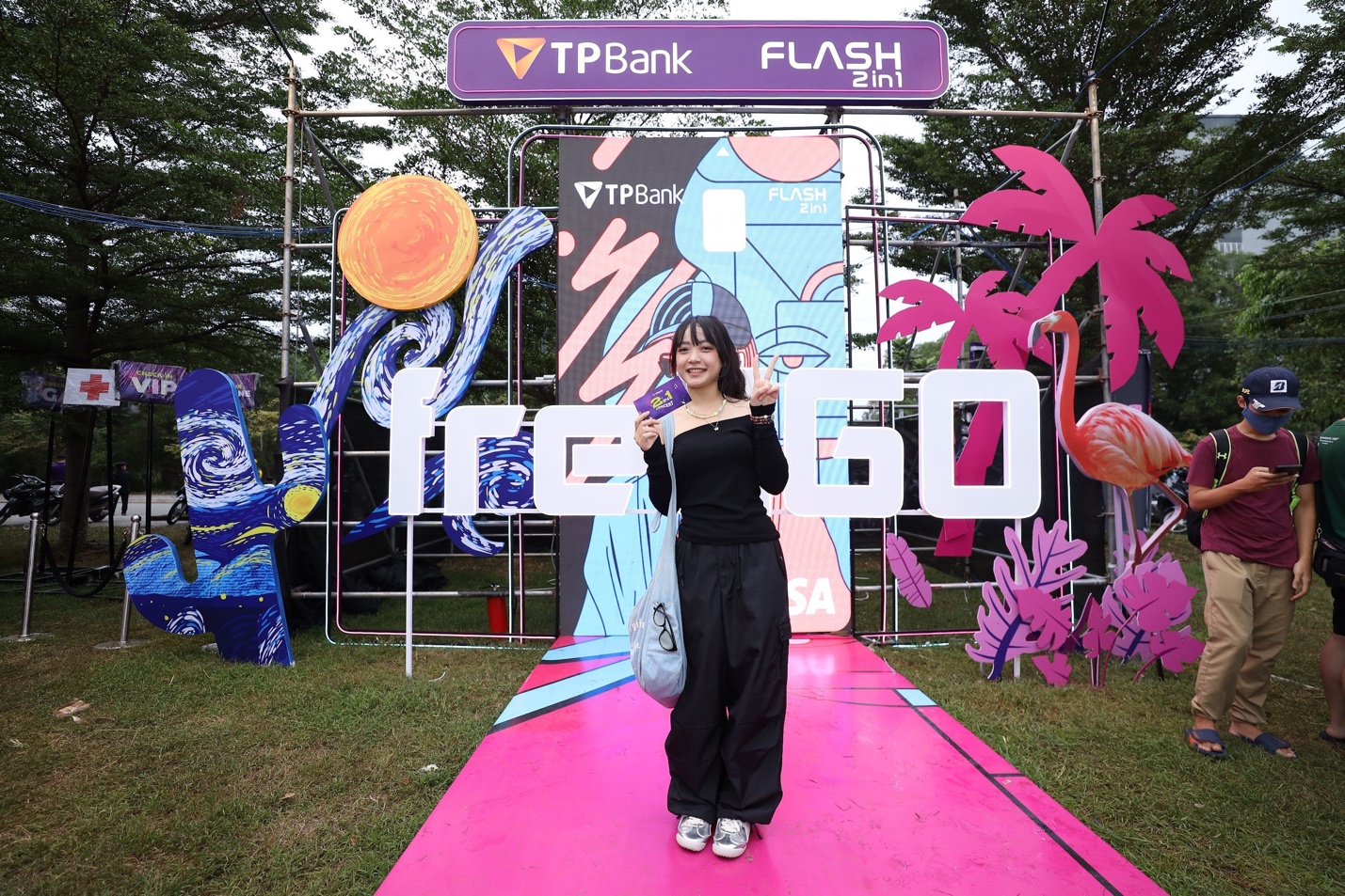 Các bạn trẻ thích thú “flex chất Tôi” tại không gian nghệ thuật sắp đặt của khu FreEGO với công nghệ chụp ảnh với AR filter và CGI (công nghệ mô phỏng hình ảnh và in chân dung lên thẻ).