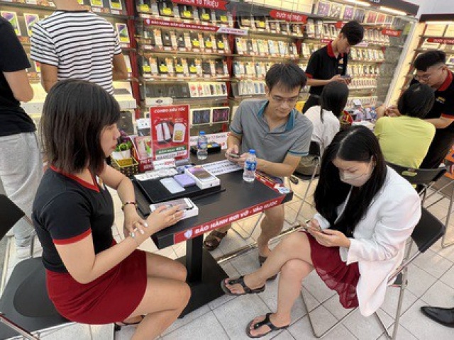 Kinh doanh - Cửa hàng công nghệ, điện máy “hốt bạc” dịp Black Friday