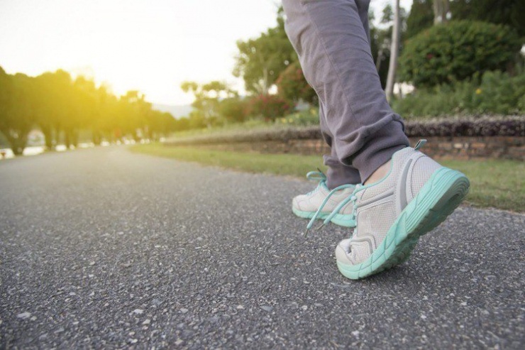 Nam giới trên 40 tuổi nên đi bộ thường xuyên để tăng sức dẻo dai, cải thiện chức năng tim, phổi và hô hấp. Ảnh: YJC.NEWS.