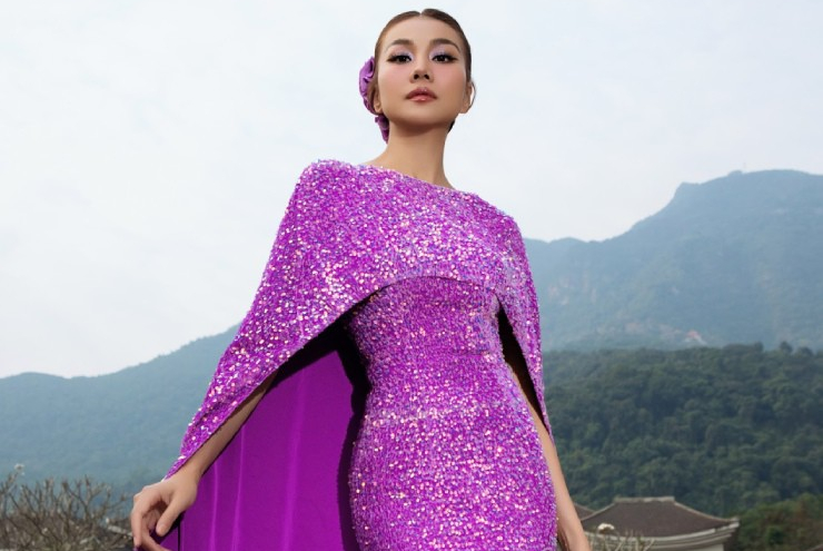 Hậu đám cưới, siêu mẫu Thanh Hằng làm vedette, catwalk thần thái tại Yên Tử